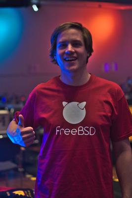Ein stolzer Besitzer eines neuen, selbst gemachten FreeBSD-T-Shirts