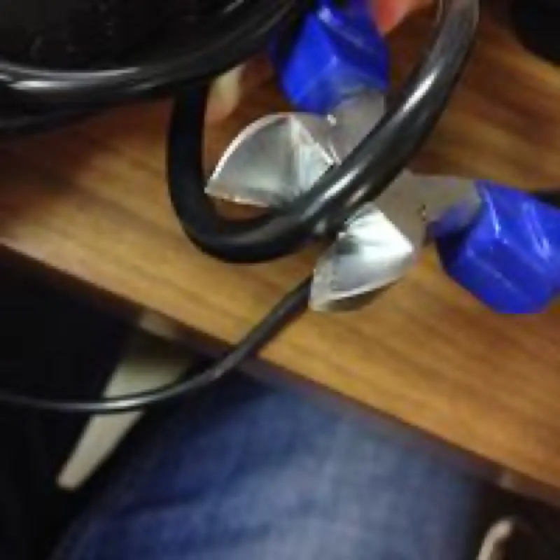 The cable is cut through with side cutters The cable is cut through with side cutters