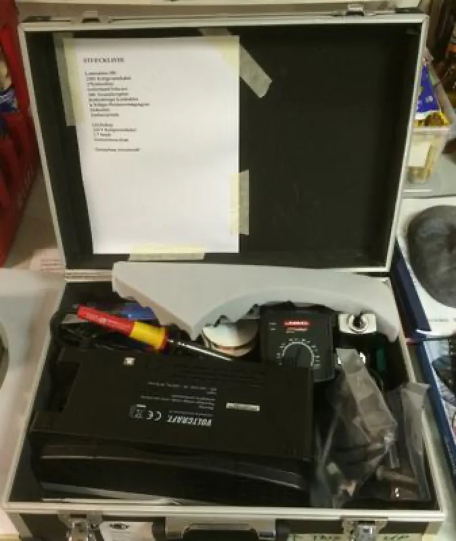 The soldering case contains a soldering station, another soldering iron, an oscilloscope, cleaning tools, desoldering braid, insulating tape and a contents list for checking that everything is still there. The soldering case contains a soldering station, another soldering iron, an oscilloscope, cleaning tools, desoldering braid, insulating tape and a contents list for checking that everything is still there.