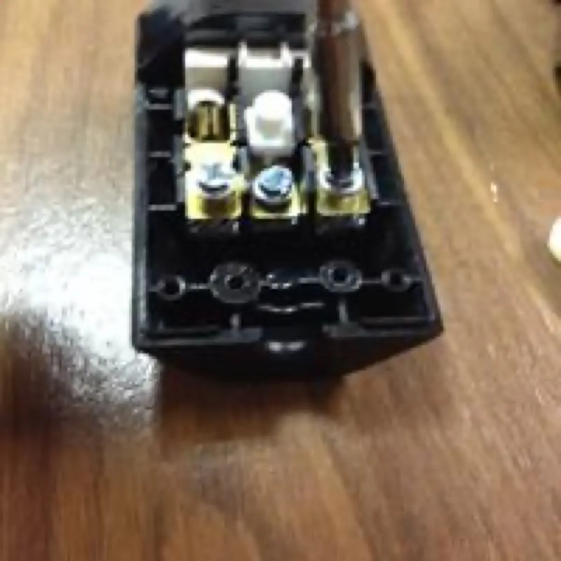 The screws at the contacts have to be loosened The screws at the contacts have to be loosened