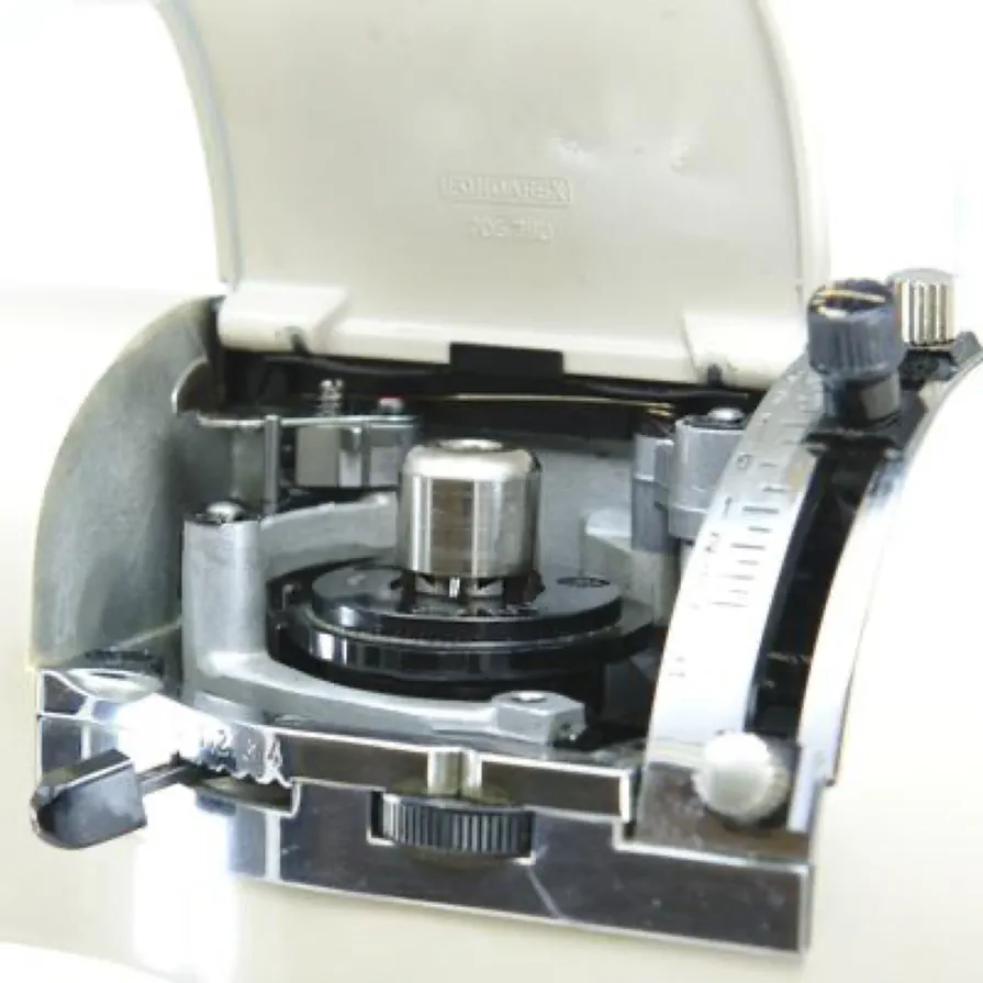 A simple Elna disc inserted into the machine A simple Elna disc inserted into the machine