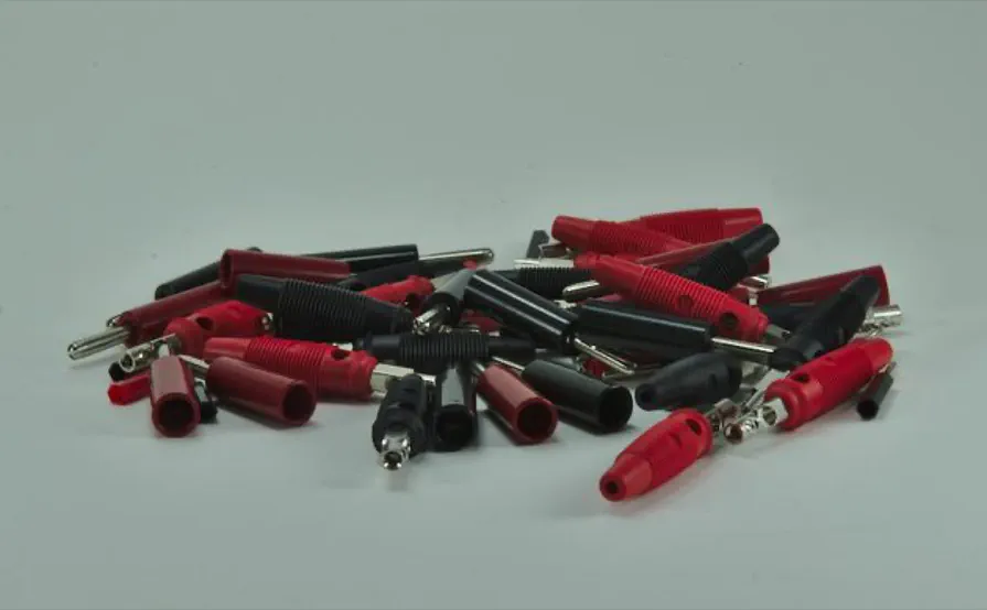 A collection of banana plugs in various sizes. A collection of banana plugs in various sizes.